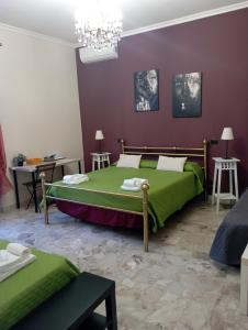 罗马B&B "Feelgood"的一间卧室设有一张绿色的床和紫色的墙壁
