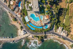 卡拉马基Leptos Panorama Hotel的海洋旁度假胜地的空中景致