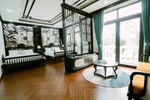 富国Mộc Homestay GrandWorld Phú Quốc的客房设有两张床、一台电视和一张桌子。