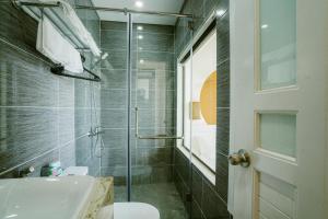 富国Mộc Homestay GrandWorld Phú Quốc的带淋浴、卫生间和盥洗盆的浴室