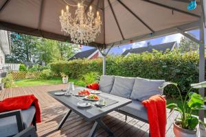 桑讷菲尤尔Klara的一个带桌子和遮阳伞的庭院