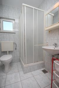 库斯提奇Rooms by the sea Kustici, Pag - 6288的带淋浴、卫生间和盥洗盆的浴室