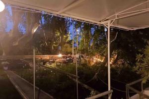阿维尼翁Location Péniche Avignon的夜间花园内带灯光的白色帐篷