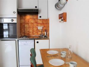 Appartement Vars, 1 pièce, 3 personnes - FR-1-330B-81的厨房或小厨房