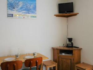 Appartement Vars, 1 pièce, 3 personnes - FR-1-330B-81的电视和/或娱乐中心