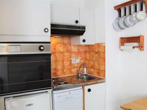 Appartement Vars, 1 pièce, 3 personnes - FR-1-330B-81的厨房或小厨房