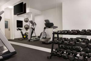 卡尔加里速8卡尔加里邵尼斯酒店的健身房设有跑步机和健身器材