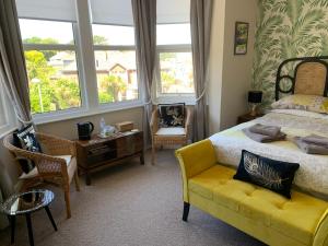 佩恩顿圣布雷拉德酒店的一间卧室配有一张床和一张黄色的沙发