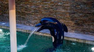 吉达Villa Bali Jeddah的水中海豚雕像