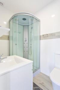 洛萨达Casa de Cristelos的带淋浴和盥洗盆的浴室