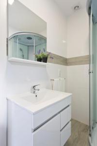 洛萨达Casa de Cristelos的白色的浴室设有水槽和淋浴。