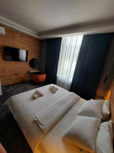 萨格勒布A8 b&b的卧室配有一张带白色床单和枕头的大床。