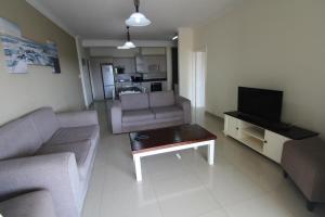 乌旺戈海滩Saints View Resort Unit 8的带沙发和电视的客厅