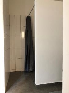 LazarettoCasa Palmeira的浴室挂在墙上,有长袍