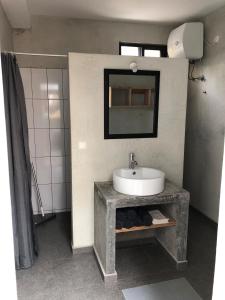 LazarettoCasa Palmeira的一间带水槽和镜子的浴室