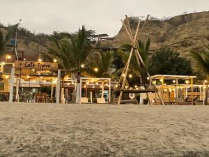索里托斯Costa Nueva的海滩上的度假村,设有游乐场