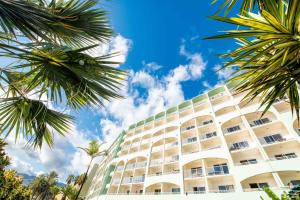 丰沙尔Pestana Ocean Bay Resort的前面有棕榈树的酒店