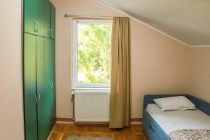 诺维萨德Yellow house的一间卧室设有一张床和一个窗口
