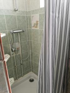 SpayMaison proche circuit 24h du mans的浴室内配有黑色和白色的淋浴帘。