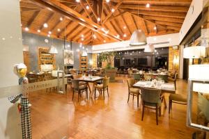 卡托卡拉库林斯派拉顿吉山脉度假村&Spa的餐厅设有木制天花板和桌椅