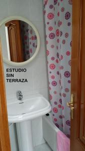 比韦罗Rua Granxas, n 13, Piso con terraza o Estudio sin terraza的一间带水槽和镜子的浴室