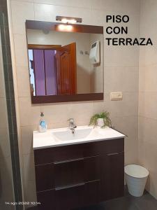 比韦罗Rua Granxas, n 13, Piso con terraza o Estudio sin terraza的一间带水槽和镜子的浴室