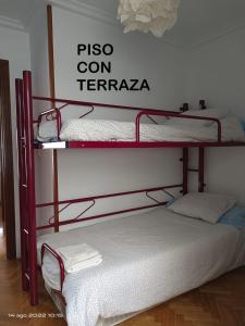 比韦罗Rua Granxas, n 13, Piso con terraza o Estudio sin terraza的客房内的两张双层床