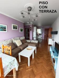 比韦罗Rua Granxas, n 13, Piso con terraza o Estudio sin terraza的客厅配有沙发和桌子