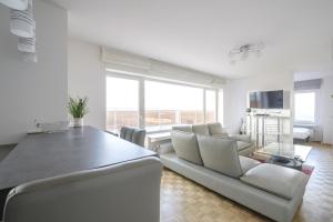 布鲁塞尔Nice studio with big terrace的客厅配有沙发和桌子
