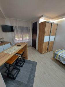 LukovoSTIV Apartmani的一间厨房,内设一张桌子和一张床