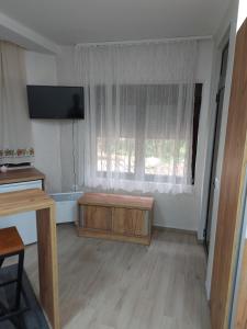 LukovoSTIV Apartmani的客厅配有电视和木桌