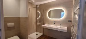 圣瓦斯特拉乌格Les Maisons de Tatihou的一间带水槽和镜子的浴室
