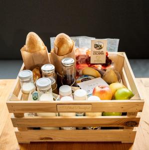 布莱德Alice Chalet Bled的装满食物和其他食物的木板箱