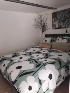 利布拉蒙Les studios du Domaine d'Eva的一间卧室配有一张带黑白色棉被的床