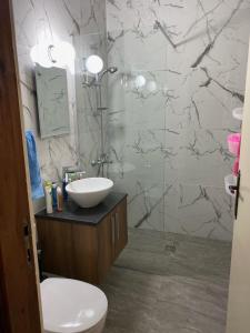 帕福斯Sunset Views Paphos的浴室配有卫生间、盥洗盆和淋浴。
