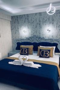 伊斯坦布尔BALPETEK HOTEL的一间卧室配有蓝色的床和毛巾