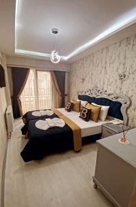 伊斯坦布尔BALPETEK HOTEL的一间卧室设有两张床和大窗户
