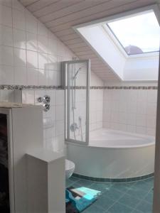 基姆湖畔普林Ferienwohnung Kunze的带淋浴、浴缸和盥洗盆的浴室