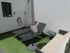 阿里纳加Apartamentos Risco Verde的一间设有两把椅子、一张桌子和一张沙发的房间