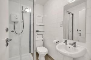 伦敦Bedford Place Hostels的白色的浴室设有卫生间和水槽。