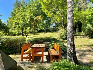 Horní PoliceSilver Linden Cottage的公园里的一张野餐桌和两张长椅