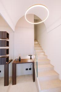 莫诺波利Suite1212 - Bandiera的楼梯,在桌子上方,楼梯上方,有圆形灯具