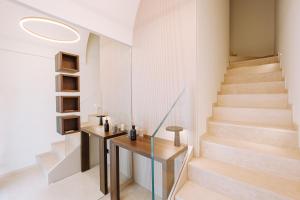 莫诺波利Suite1212 - Bandiera的房屋内的楼梯,配有木桌和楼梯间