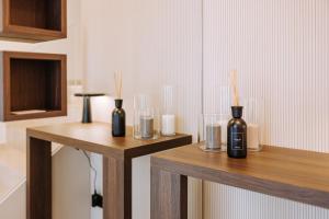 莫诺波利Suite1212 - Bandiera的厨房里设有2张桌子,上面装有瓶子和玻璃杯