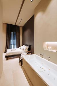 莫诺波利Suite1212 - Bandiera的带浴缸和床的大型浴室