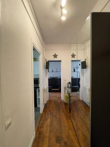 巴黎维洛夫特住宿加早餐旅馆的客房设有带书桌和镜子的走廊
