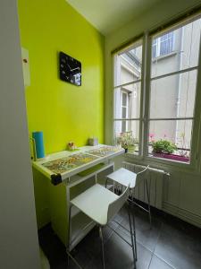 巴黎维洛夫特住宿加早餐旅馆的绿色的客房配有书桌和2把椅子