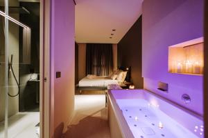 莫诺波利Suite1212 - Bandiera的带浴缸的紫色浴室和卧室