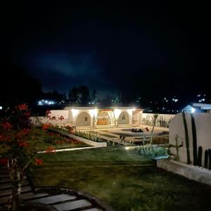 BaturajaHost @ Volcano的夜间在院子里灯火通明的建筑物