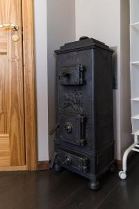 Medemciems塞帕斯旅舍的隔壁有一个旧黑炉子